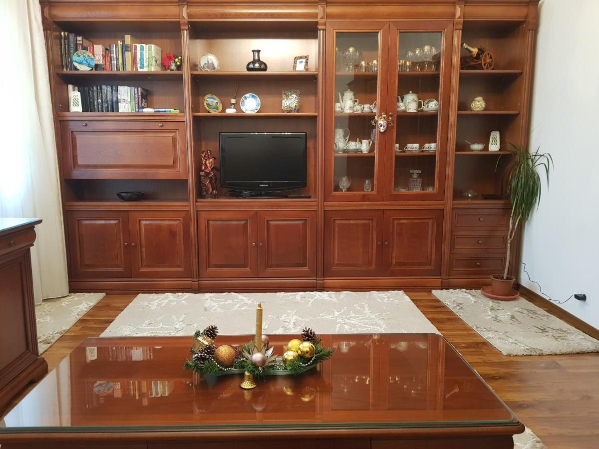 شقة Garsoniera Mihaela Petroşani المظهر الخارجي الصورة
